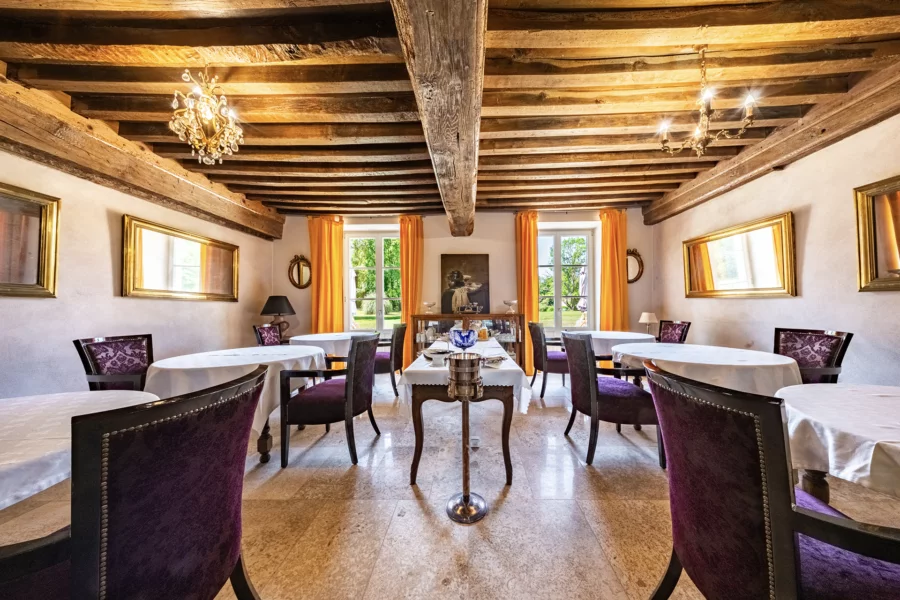 Salle à manger du château de Pymont, entre héritage et hospitalité à vendre - Arrière-Cour, agence immobilière spécialisée en Bourgogne
