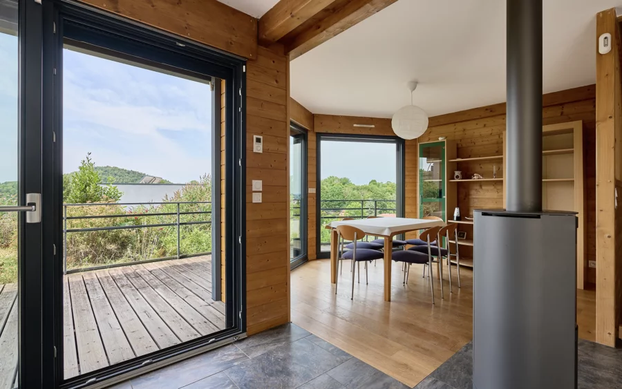 Salle à manger de la maison contemporaine sur les hauteurs de Besançon à vendre - Arrière-Cour, agence immobilière spécialisée dans le Doubs