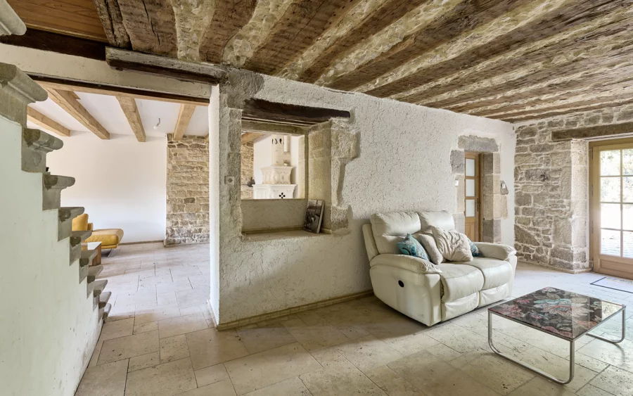 Salon de la maison en pierre à Port-Lesney à vendre - Arrière-Cour, agence immobilière spécialisée dans le Jura