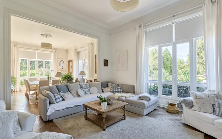 Salon d'une demeure de caractère à Luxeuil-les-Bains à vendre - Arrière-Cour, agence immobilière spécialisée en Haute-Saône