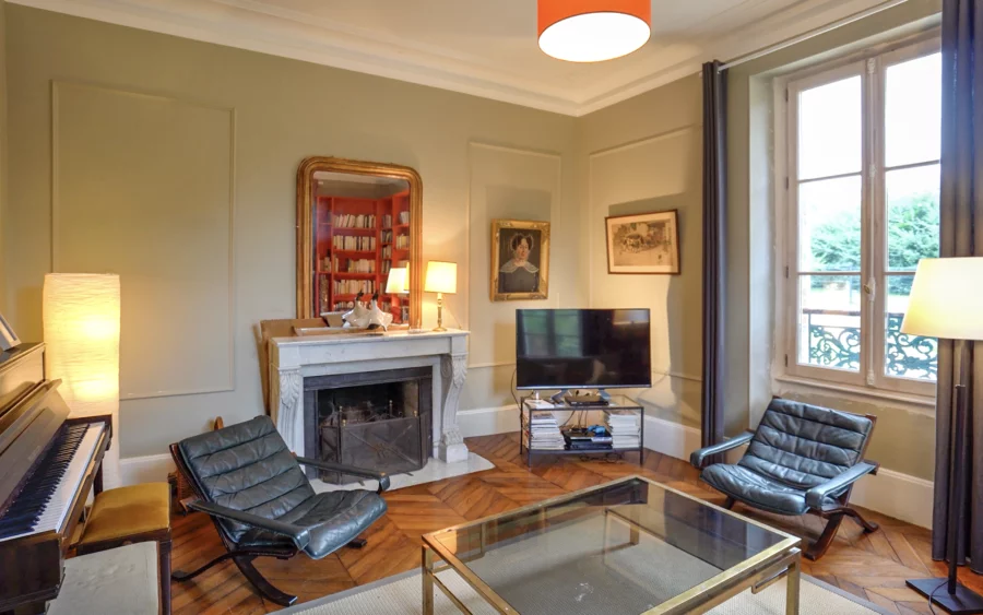 Salon de la maison de maître en Puisaye à vendre - Arrière-Cour, agence immobilière spécialisée en Bourgogne