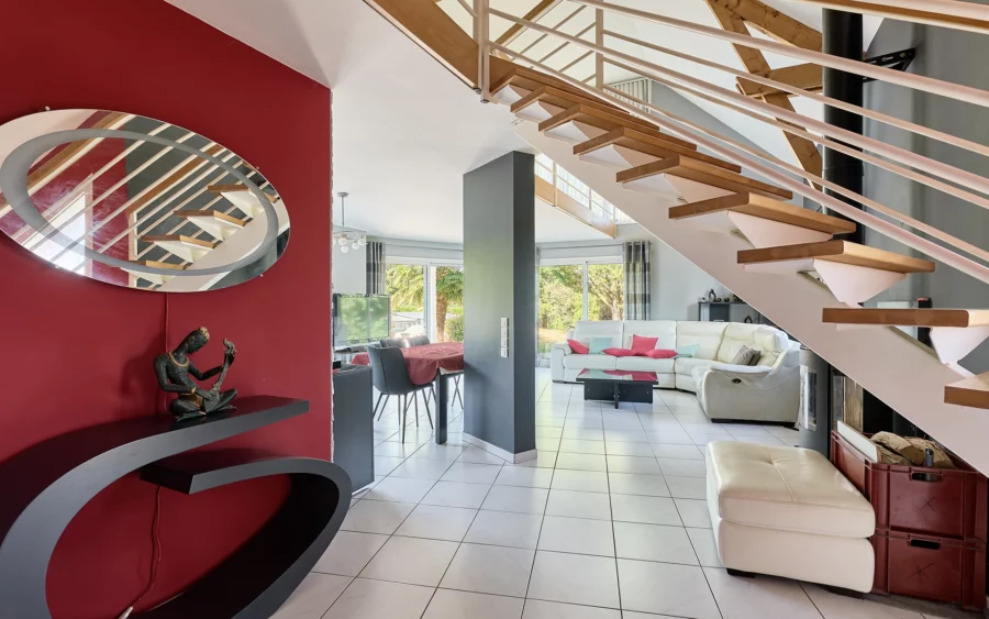 Salon d'une maison familiale avec piscine à Besançon à vendre - Arrière-Cour, agence immobilière spécialisée dans le Doubs