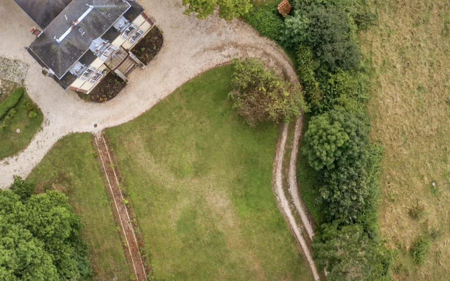 Terrain de la maison de maître en Puisaye à vendre - Arrière-Cour, agence immobilière spécialisée en Bourgogne