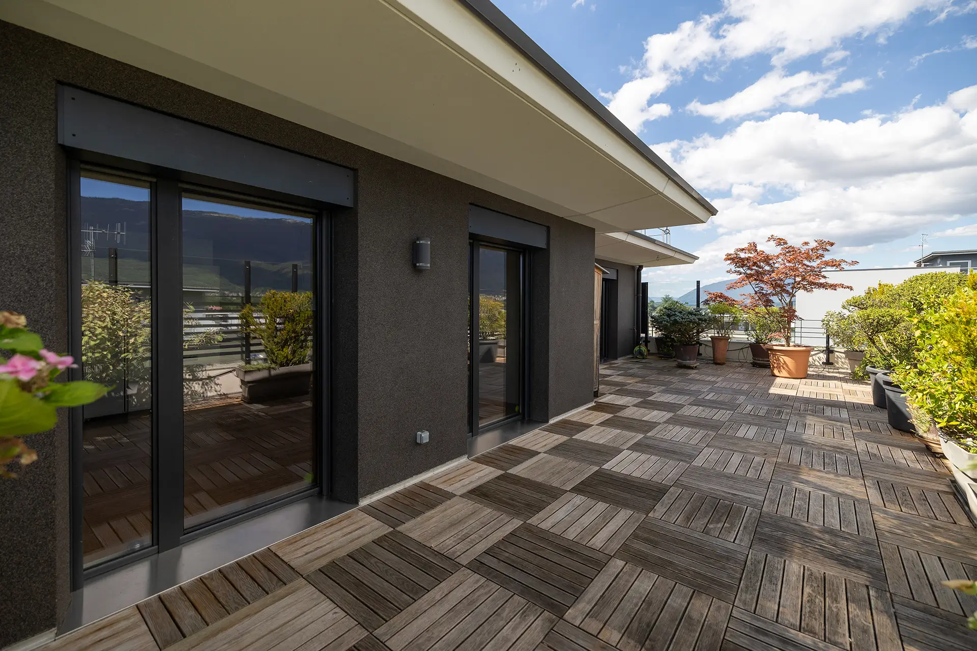 Terrasse de l'appartement familial aux portes de Genève à vendre - Arrière-Cour, agence immobilière spécialisée dans l'Ain