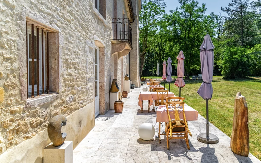 Terrasse du château de Pymont, entre héritage et hospitalité à vendre - Arrière-Cour, agence immobilière spécialisée en Bourgogne