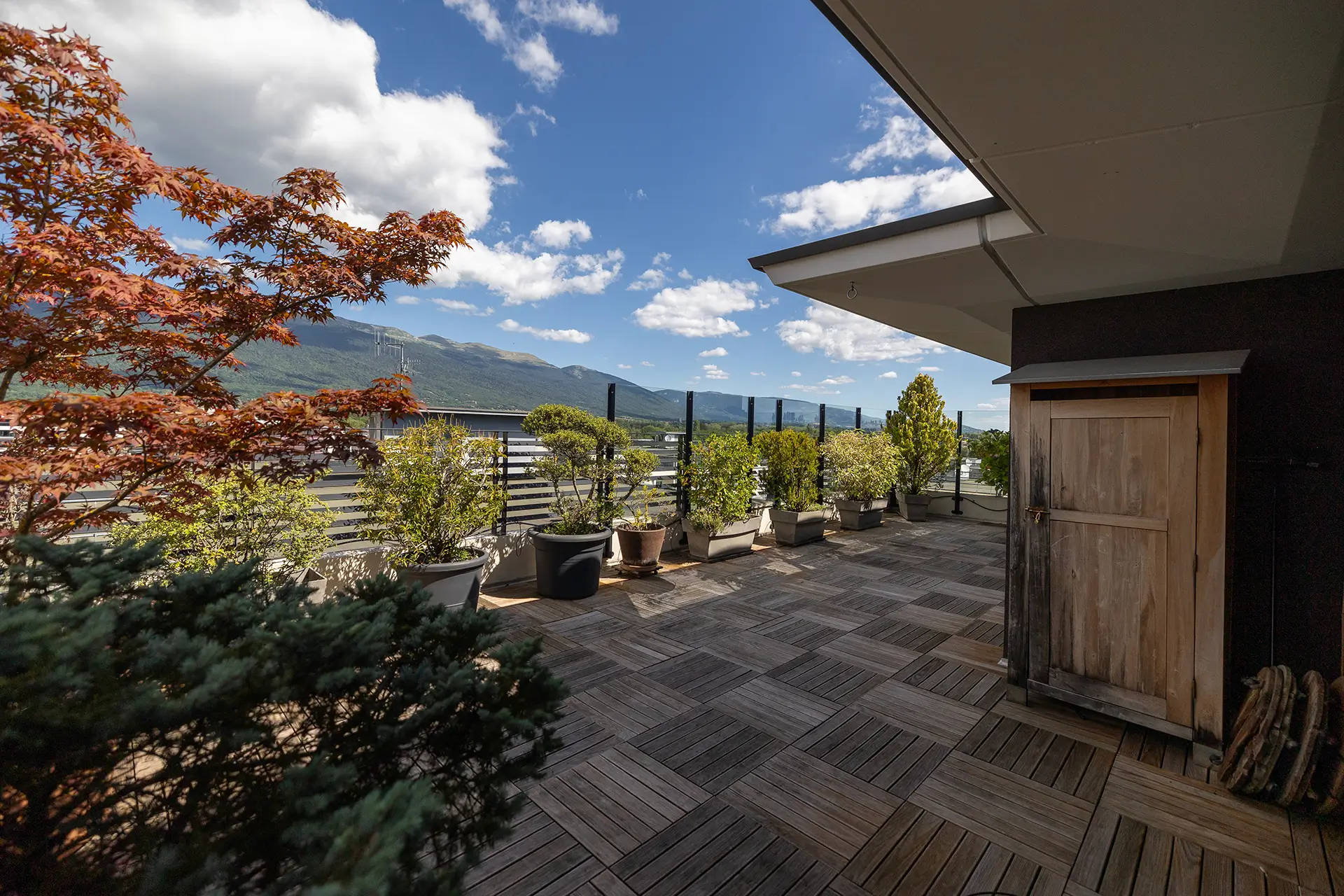 Terrasse lumineuse de l'appartement familial aux portes de Genève à vendre - Arrière-Cour, agence immobilière spécialisée dans l'Ain