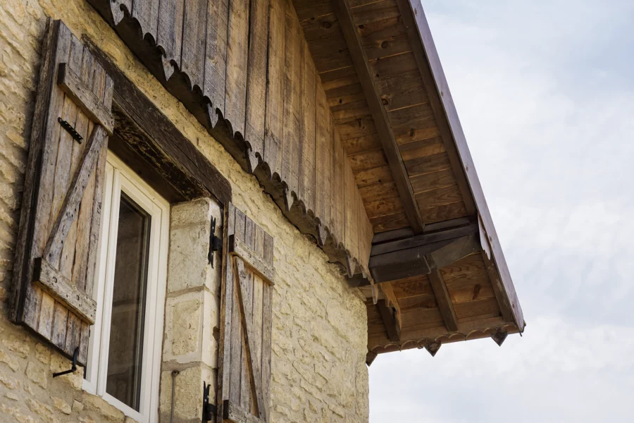 Ancienne ferme rénovée aux portes d'Ornans à vendre - Arrière-Cour, agence immobilière spécialisée dans le Doubs