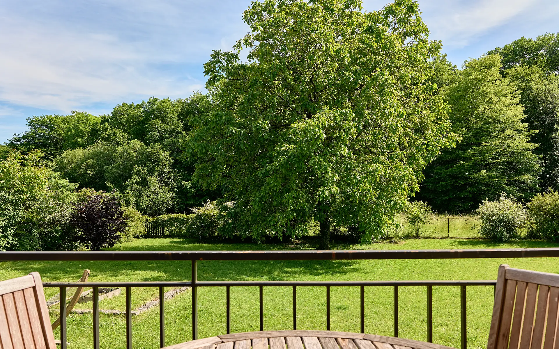 Balcon vu sur le jardin de la maison contemporaine aux portes de Besançon à vendre - Arrière-Cour, agence immobilière spécialisée dans le Doubs