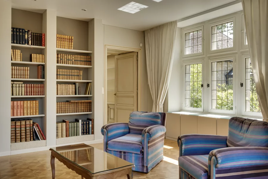 Bibliothèque de la maison de maître dans un parc arboré à Besançon à vendre - Arrière-Cour, agence immobilière spécialisée dans le Doubs