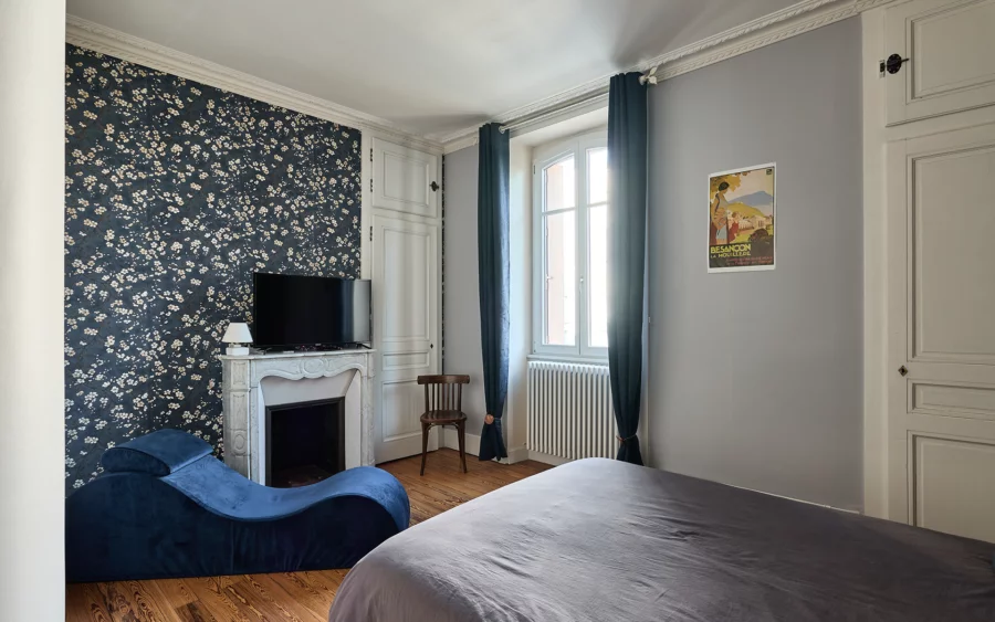 Chambre de l'appartement réinterprété avec élégance à Besançon à vendre - Arrière-Cour, agence immobilière spécialisée dans le Doubs