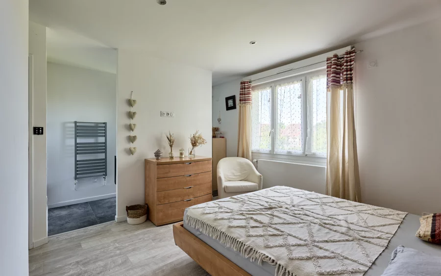 Chambre de la maison contemporaine aux portes de Besançon à vendre - Arrière-Cour, agence immobilière spécialisée dans le Doubs