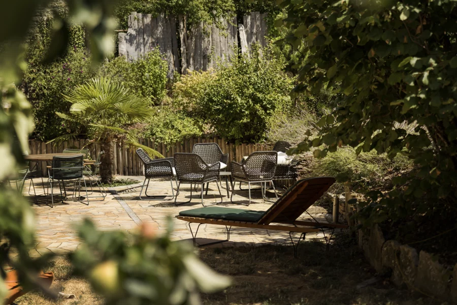 Coin paisible de l'ancienne ferme rénovée aux portes d'Ornans à vendre - Arrière-Cour, agence immobilière spécialisée dans le Doubs