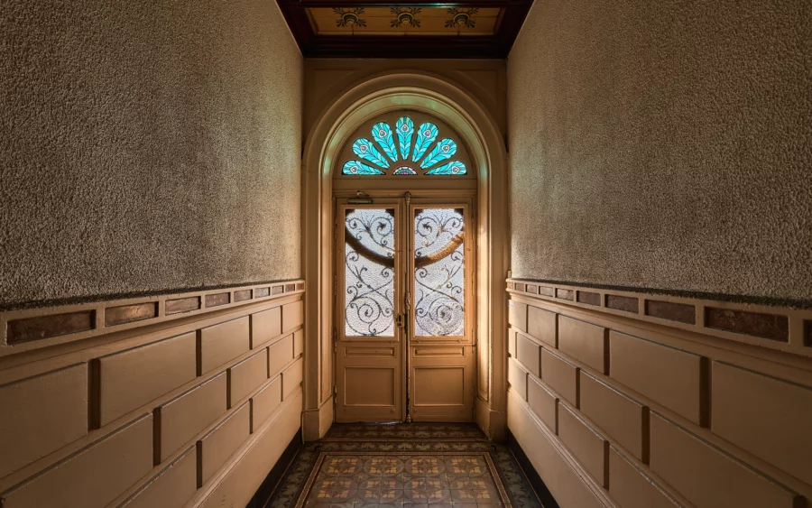 Entrée de l'appartement réinterprété avec élégance à Besançon à vendre - Arrière-Cour, agence immobilière spécialisée dans le Doubs
