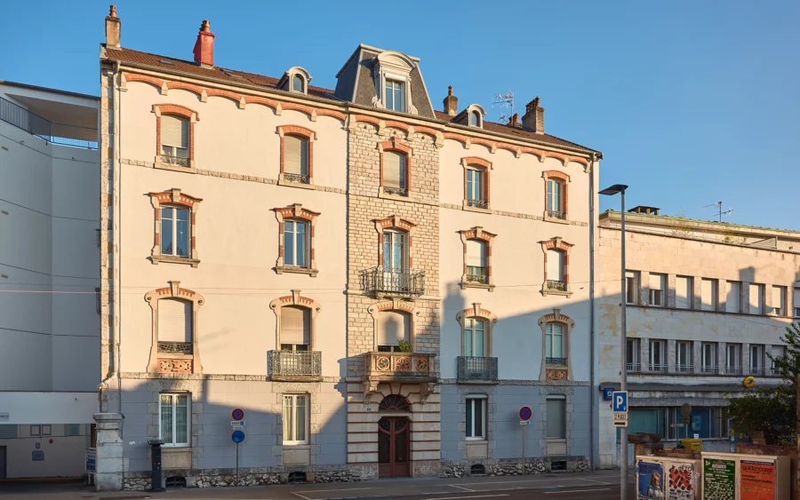 Façade de l'appartement réinterprété avec élégance à Besançon à vendre - Arrière-Cour, agence immobilière spécialisée dans le Doubs