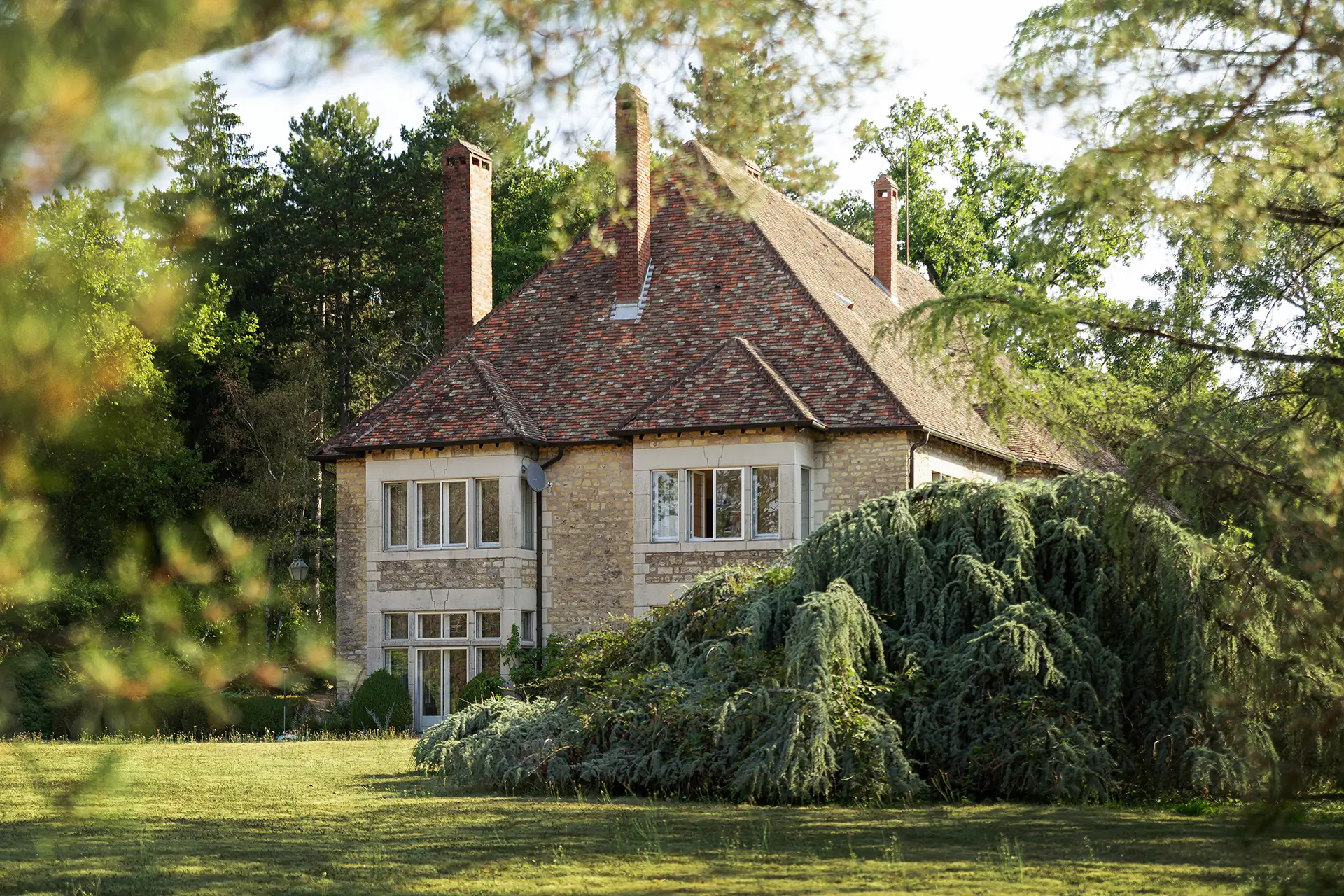 Façade au milieu de la nature de la maison de maître dans un parc arboré à Besançon à vendre - Arrière-Cour, agence immobilière spécialisée dans le Doubs
