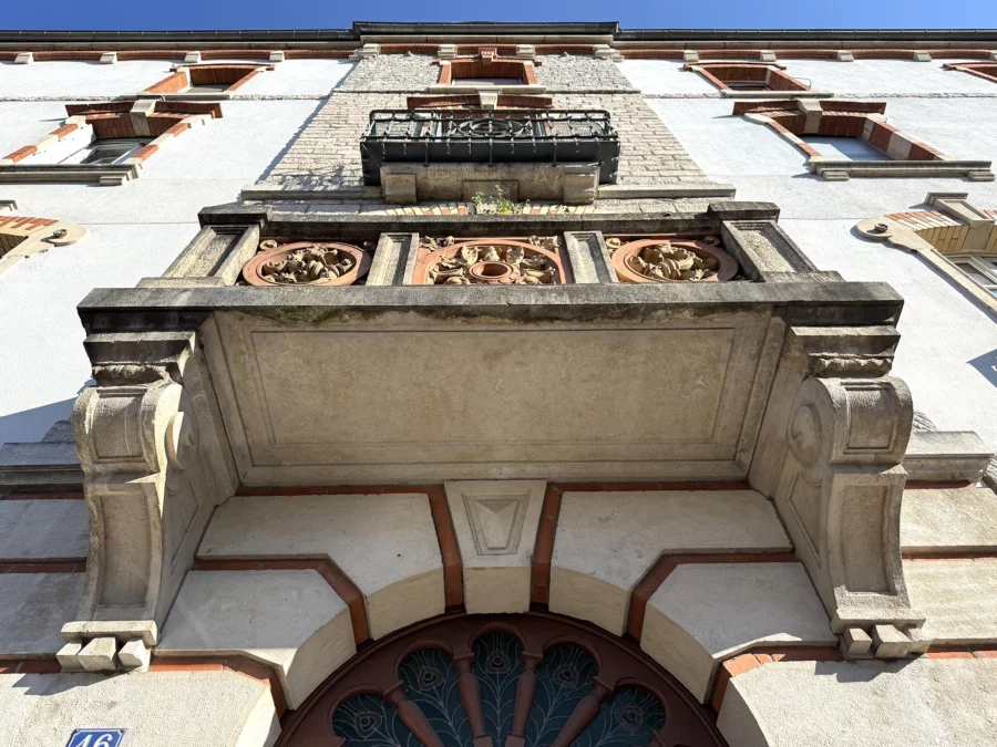 Façade en pierre de l'appartement réinterprété avec élégance à Besançon à vendre - Arrière-Cour, agence immobilière spécialisée dans le Doubs