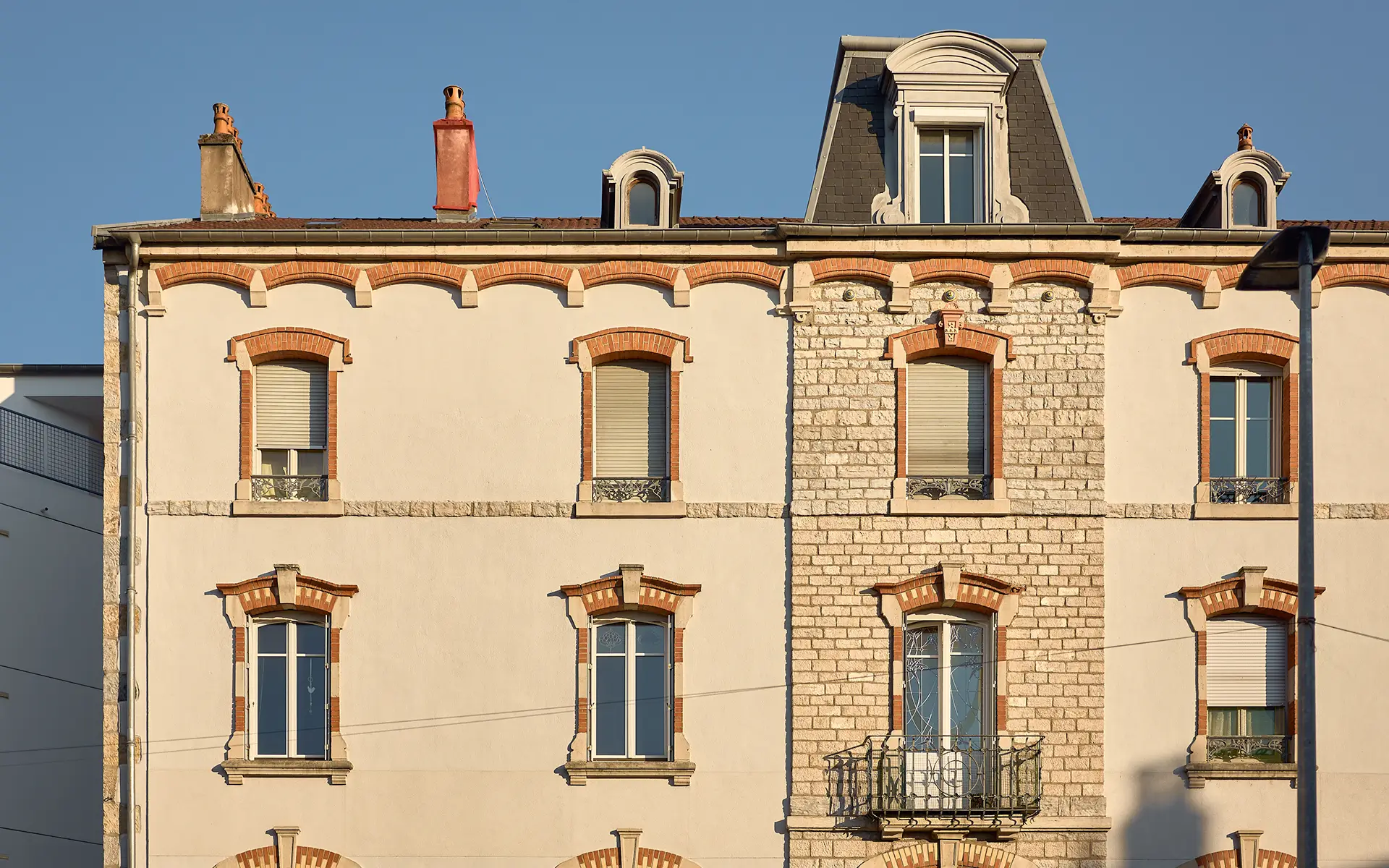 Façade lumineuse de l'appartement réinterprété avec élégance à Besançon à vendre - Arrière-Cour, agence immobilière spécialisée dans le Doubs
