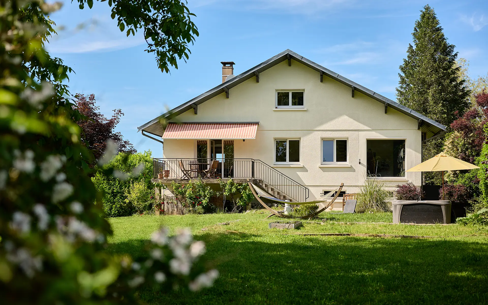 Façade lumineuse de la maison contemporaine aux portes de Besançon à vendre - Arrière-Cour, agence immobilière spécialisée dans le Doubs