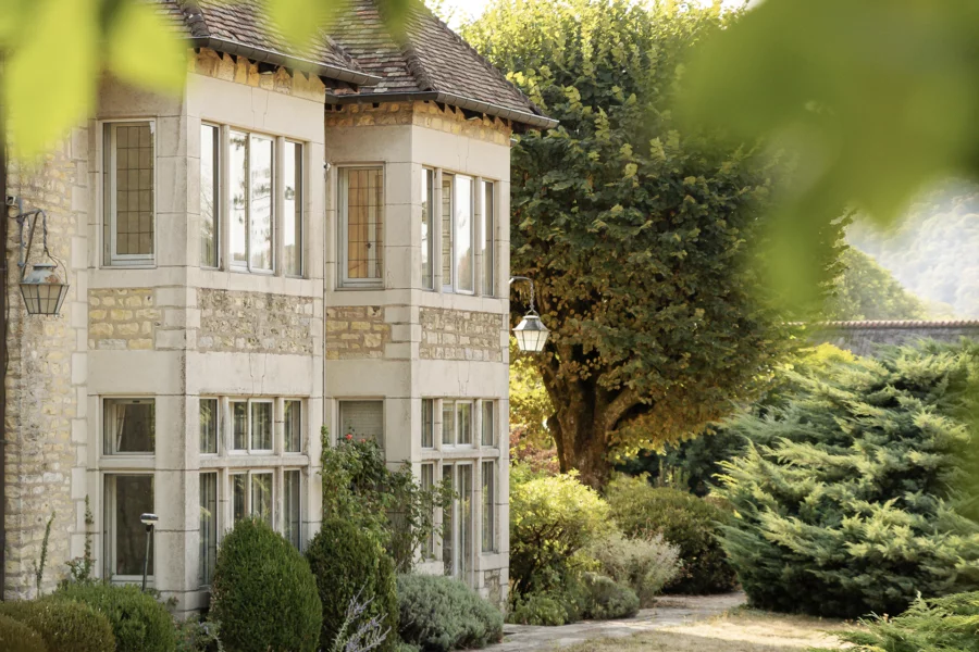 Façade lumineuse de la maison de maître dans un parc arboré à Besançon à vendre - Arrière-Cour, agence immobilière spécialisée dans le Doubs