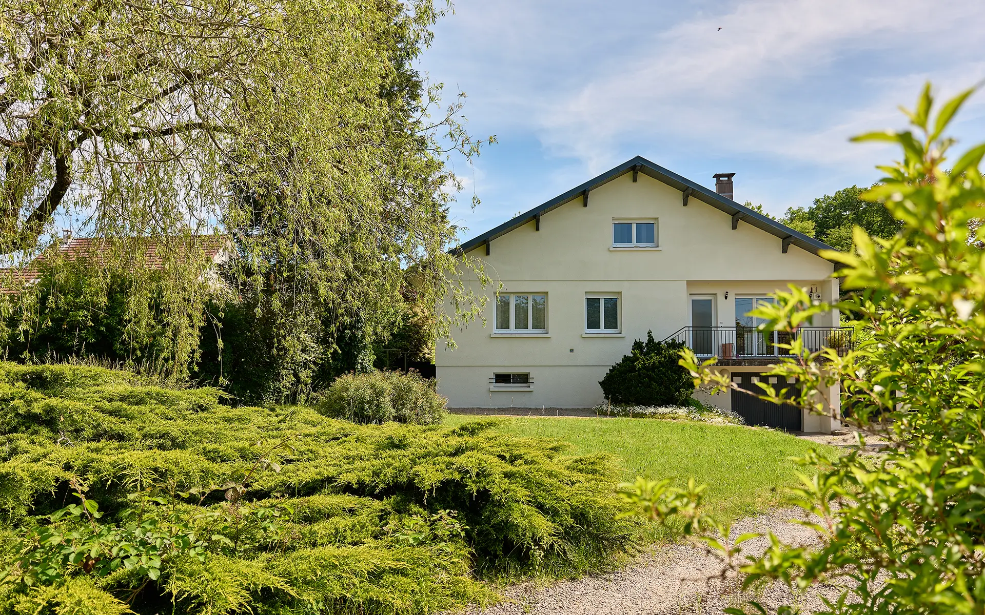 Façade de la maison contemporaine aux portes de Besançon à vendre - Arrière-Cour, agence immobilière spécialisée dans le Doubs