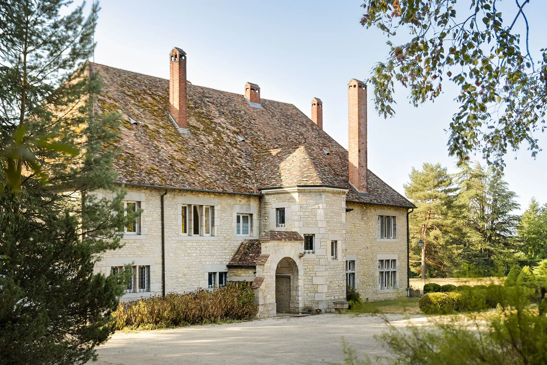 Façade de la maison de maître dans un parc arboré à Besançon à vendre - Arrière-Cour, agence immobilière spécialisée dans le Doubs