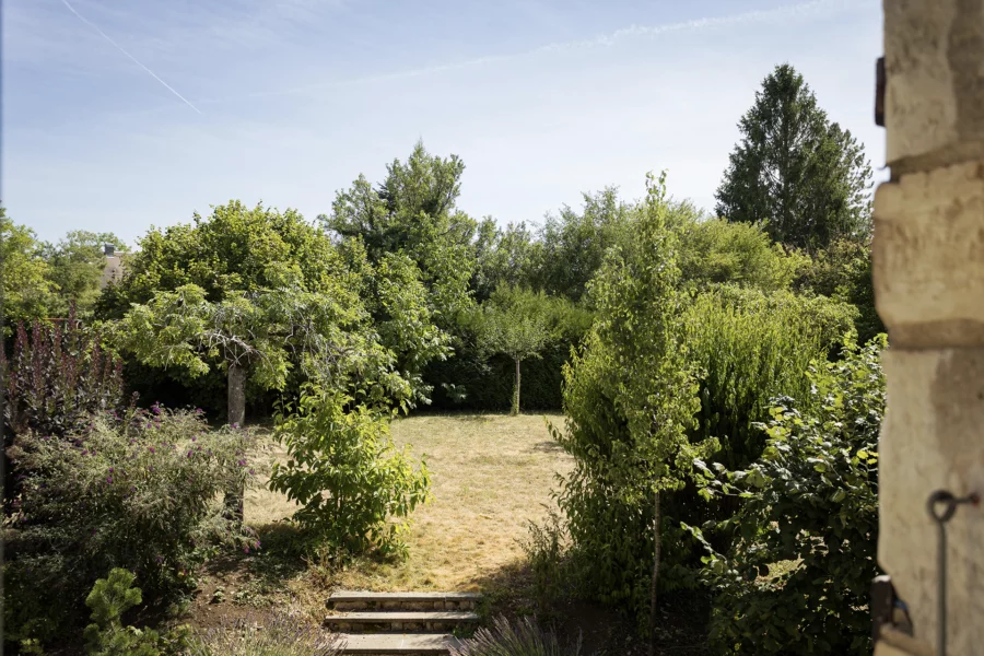 Jardin de l'ancienne ferme rénovée aux portes d'Ornans à vendre - Arrière-Cour, agence immobilière spécialisée dans le Doubs