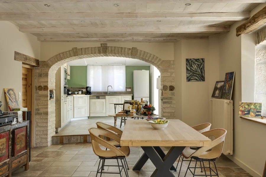 Pièce à vivre de l'ancienne ferme rénovée aux portes d'Ornans à vendre - Arrière-Cour, agence immobilière spécialisée dans le Doubs