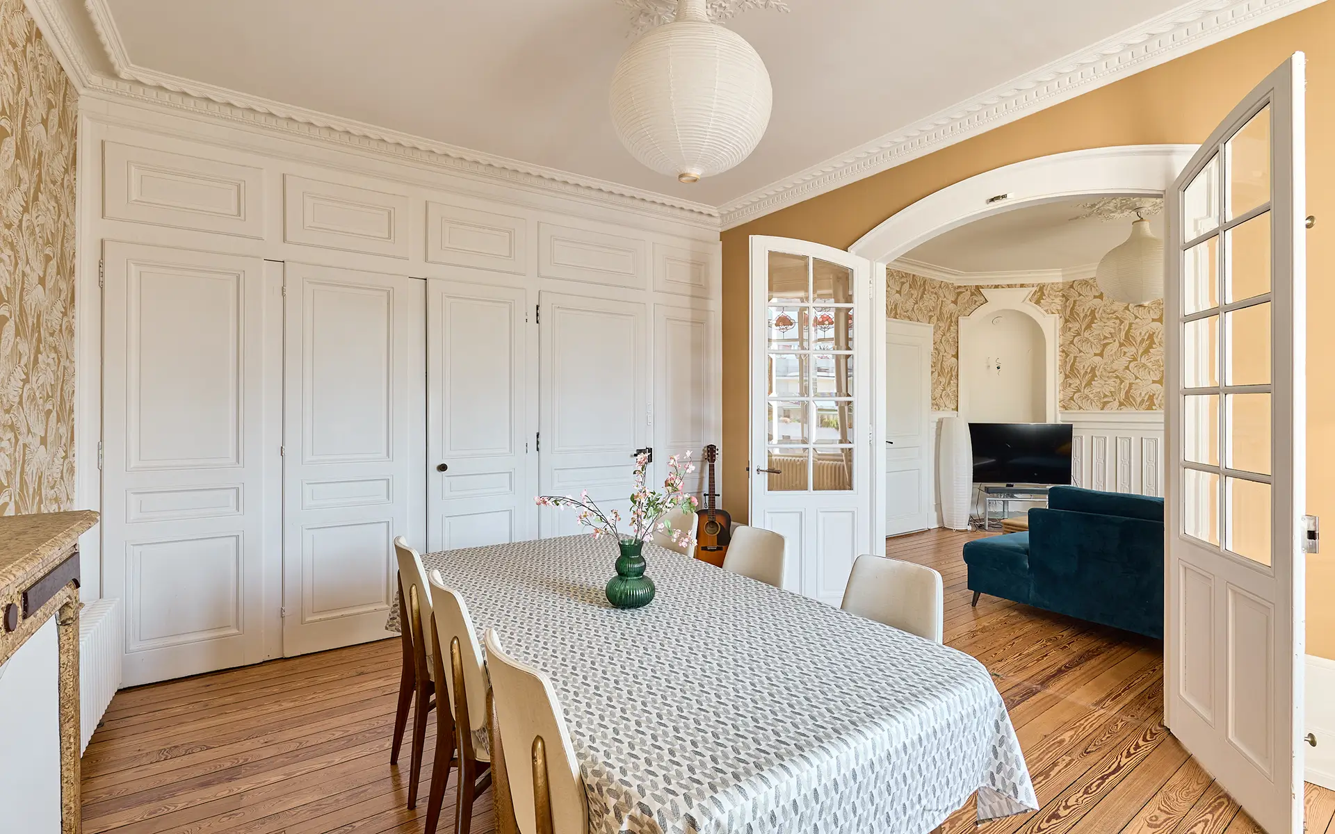 Pièce à vivre de l'appartement réinterprété avec élégance à Besançon à vendre - Arrière-Cour, agence immobilière spécialisée dans le Doubs