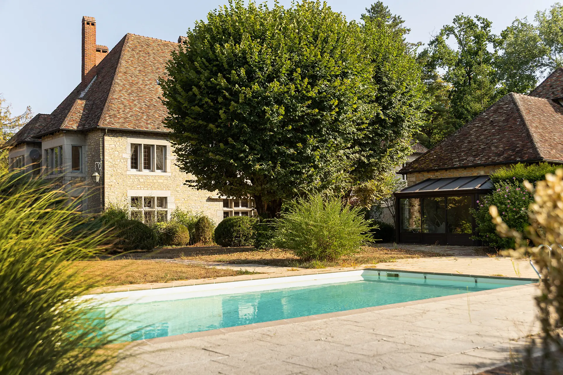 Piscine de la maison de maître dans un parc arboré à Besançon à vendre - Arrière-Cour, agence immobilière spécialisée dans le Doubs