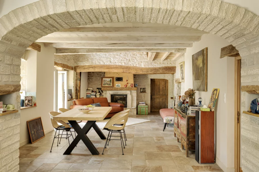Salle à manger de l'ancienne ferme rénovée aux portes d'Ornans à vendre - Arrière-Cour, agence immobilière spécialisée dans le Doubs