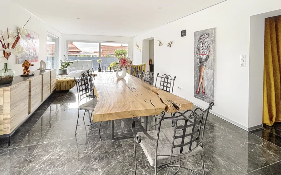 Salle à manger de la villa de plain-pied entre Belfort et la Suisse à vendre - Arrière-Cour, agence immobilière spécialisée dans le Territoire-de-Belfort