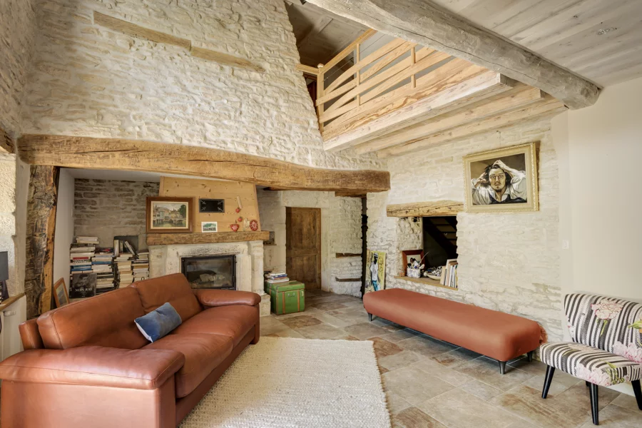 Salon de l'ancienne ferme rénovée aux portes d'Ornans à vendre - Arrière-Cour, agence immobilière spécialisée dans le Doubs