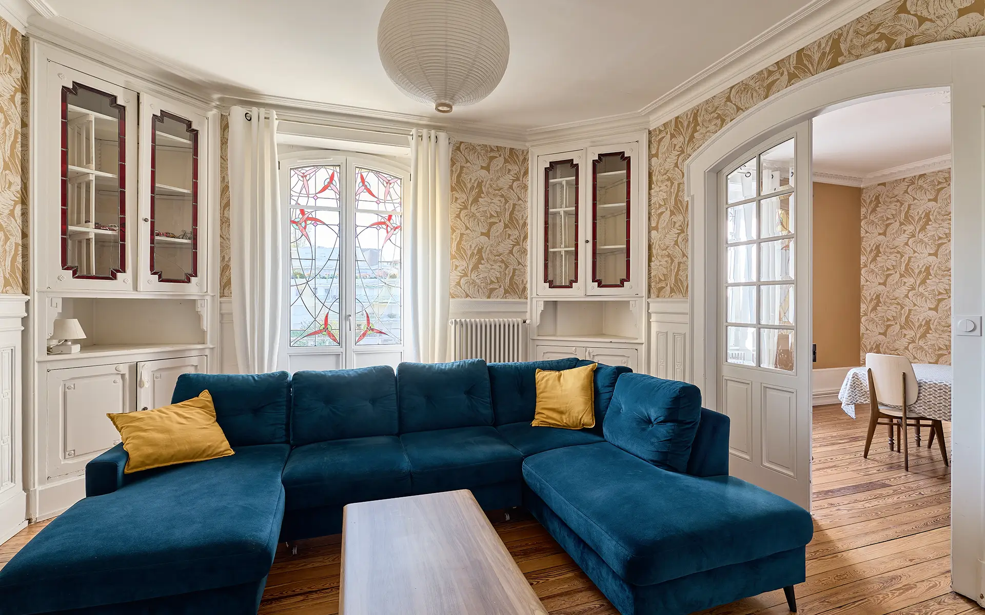 Salon de l'appartement réinterprété avec élégance à Besançon à vendre - Arrière-Cour, agence immobilière spécialisée dans le Doubs