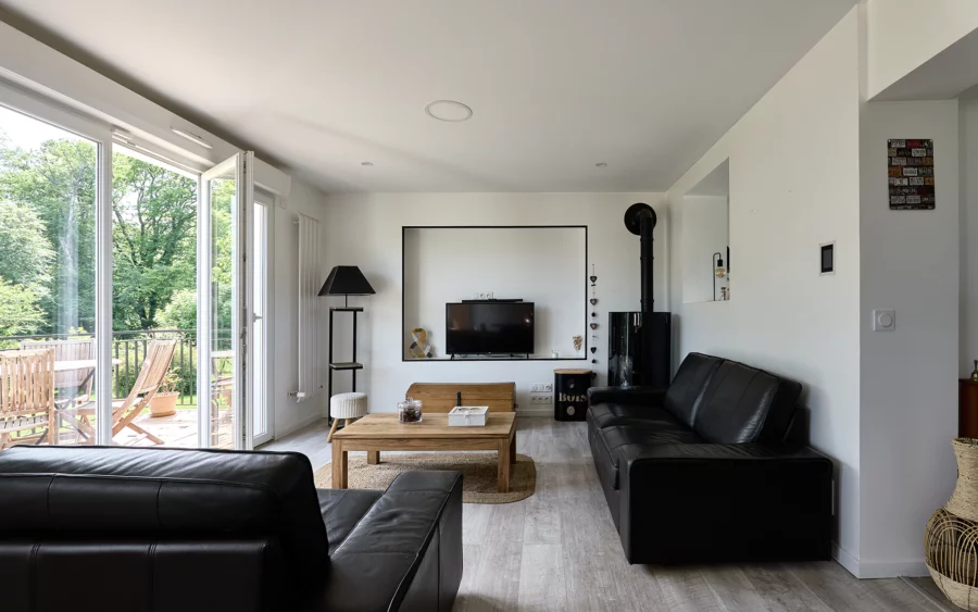 Salon de la maison contemporaine aux portes de Besançon à vendre - Arrière-Cour, agence immobilière spécialisée dans le Doubs