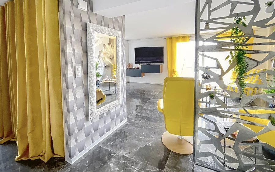 Salon de la villa de plain-pied entre Belfort et la Suisse à vendre - Arrière-Cour, agence immobilière spécialisée dans le Territoire-de-Belfort