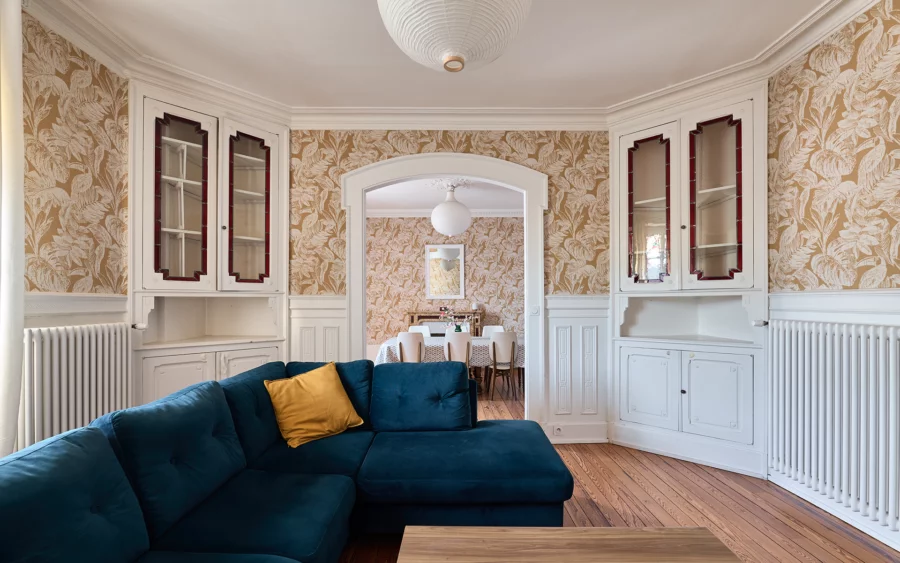 Séjour de l'appartement réinterprété avec élégance à Besançon à vendre - Arrière-Cour, agence immobilière spécialisée dans le Doubs