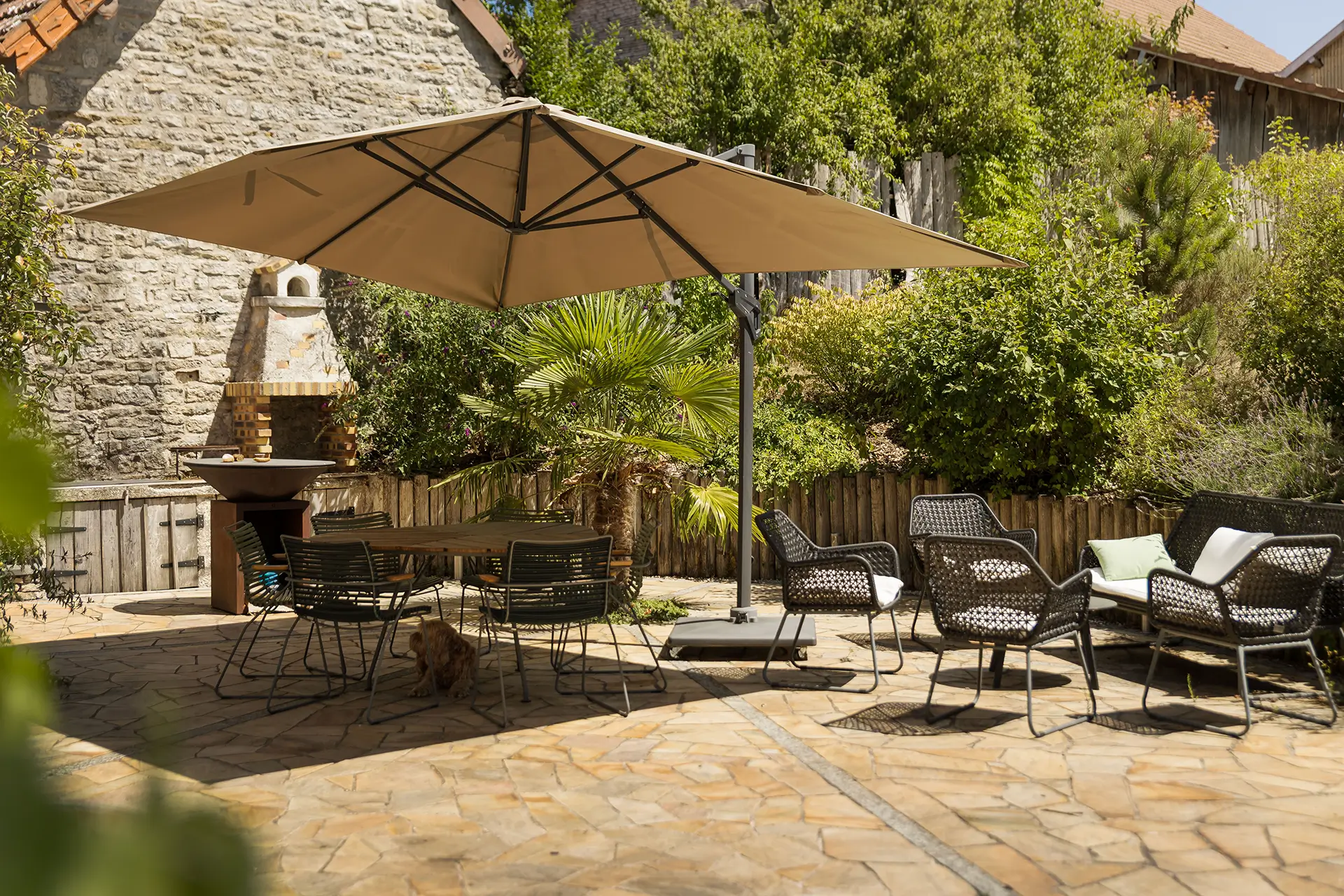 Terrasse de l'ancienne ferme rénovée aux portes d'Ornans à vendre - Arrière-Cour, agence immobilière spécialisée dans le Doubs