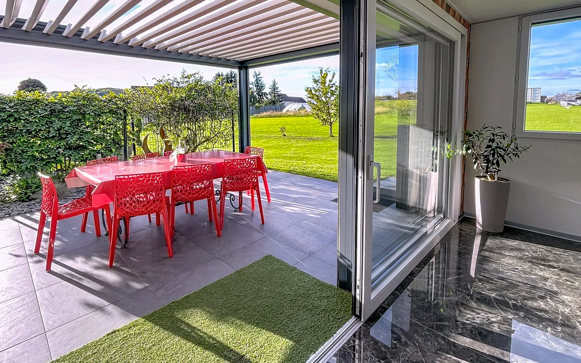 Terrasse de la villa de plain-pied entre Belfort et la Suisse à vendre - Arrière-Cour, agence immobilière spécialisée dans le Territoire-de-Belfort