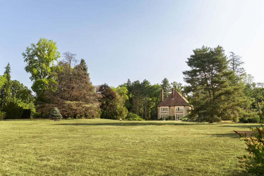 Verdure de la maison de maître dans un parc arboré à Besançon à vendre - Arrière-Cour, agence immobilière spécialisée dans le Doubs