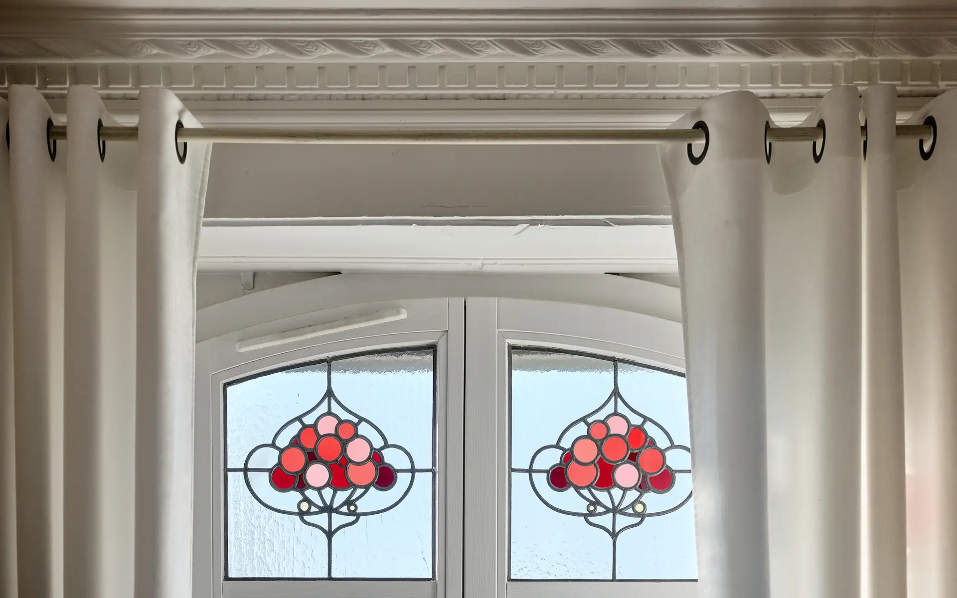 Vitraux de l'appartement réinterprété avec élégance à Besançon à vendre - Arrière-Cour, agence immobilière spécialisée dans le Doubs