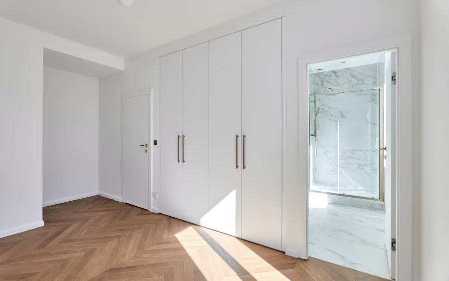 Chambre de l'appartement de caractère rénové à Pontarlier à vendre - Arrière-Cour, agence immobilière spécialisée dans le Doubs