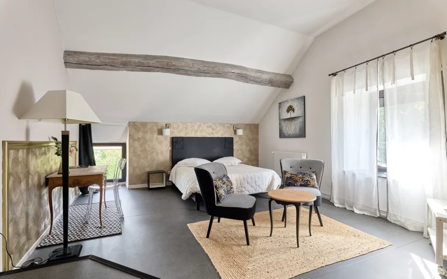 Chambre - Le puits du moulin, une demeure du XVIIIᵉ siècle à vendre - Arrière-Cour, agence immobilière spécialisée en Haute-Saône