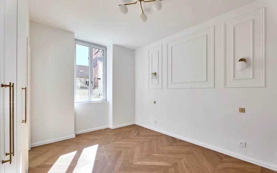 Chambre lumineuse de l'appartement de caractère rénové à Pontarlier à vendre - Arrière-Cour, agence immobilière spécialisée dans le Doubs