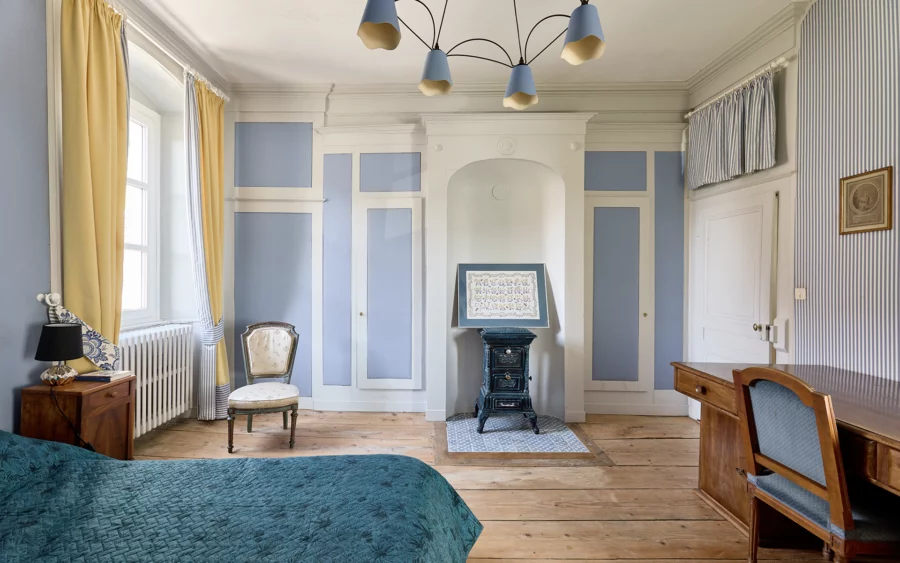 Chambre lumineuse de la maison de maître dans le Jura à vendre - Arrière-Cour, agence immobilière spécialisée dans le Jura