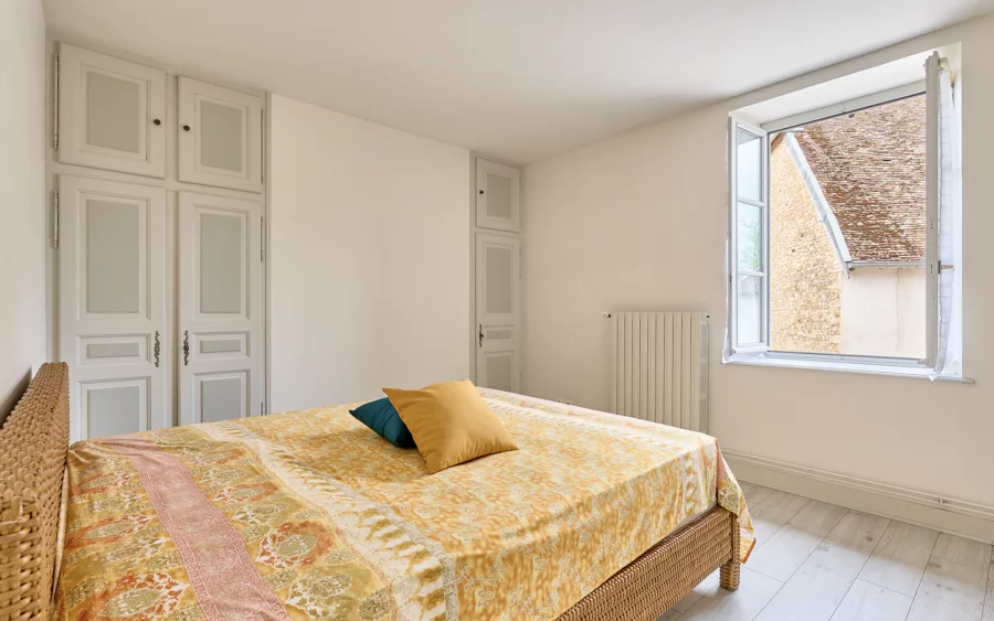 Chambre de la maison de caractère et ses dépendances aux portes de Besançon à vendre - Arrière-Cour, agence immobilière spécialisée dans le Doubs