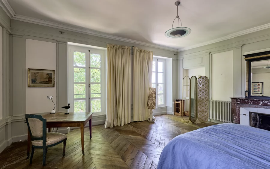 Chambre de la maison de maître dans le Jura à vendre - Arrière-Cour, agence immobilière spécialisée dans le Jura