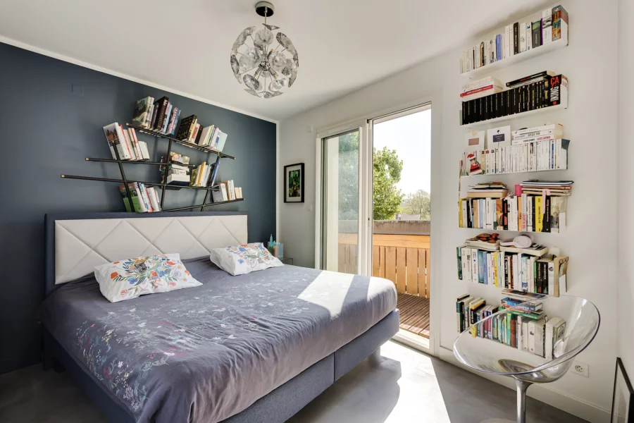 Chambre de la maison familiale avec piscine à Besançon à vendre - Arrière-Cour, agence immobilière spécialisée dans le Doubs