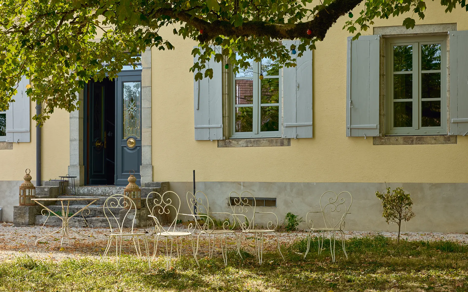 Coin terrasse de la maison de maître dans le Jura à vendre - Arrière-Cour, agence immobilière spécialisée dans le Jura
