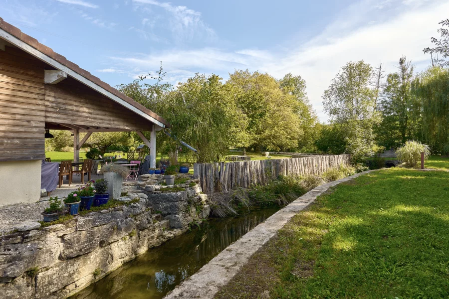 Cours d'eau - Le puits du moulin, une demeure du XVIIIᵉ siècle à vendre - Arrière-Cour, agence immobilière spécialisée en Haute-Saône