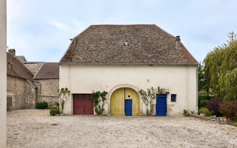 Cours et dépendance de la maison de caractère et ses dépendances aux portes de Besançon à vendre - Arrière-Cour, agence immobilière spécialisée dans le Doubs